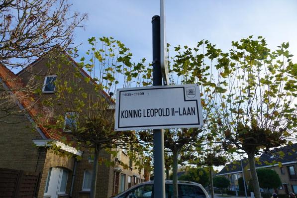 Het straatnaambordje van de Leopold II-laan in Heule werd intussen vervangen door Rosa Laperelaan.© a-AN