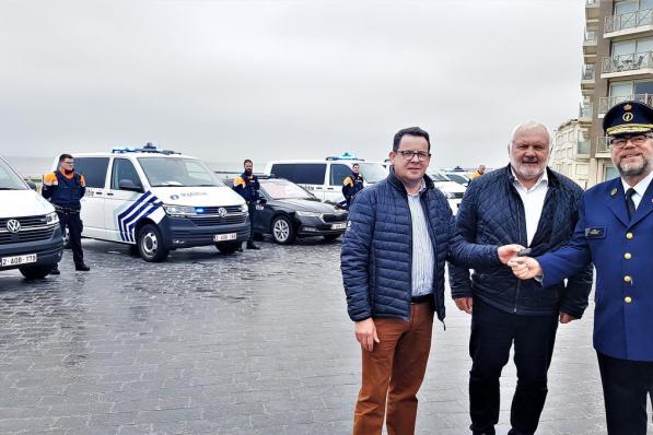Burgemeester Dedecker en korpschef Frank Delva van de politiezone krijgen de sleutels van de nieuwe interventievoertuigen overhandigd van Kris Lagrou.© BB