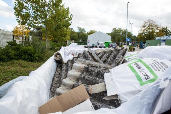 In september 2019 werd asbest nochtans ook in Sint-Michiels onvoldoende afgedekt gedumpt.©Davy Coghe Davy Coghe