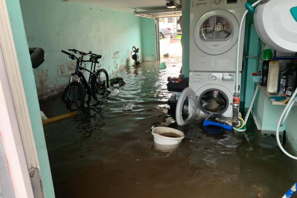 Heel wat garages stonden zondag in de late namiddag onder water in Oostende.© Fons Roets