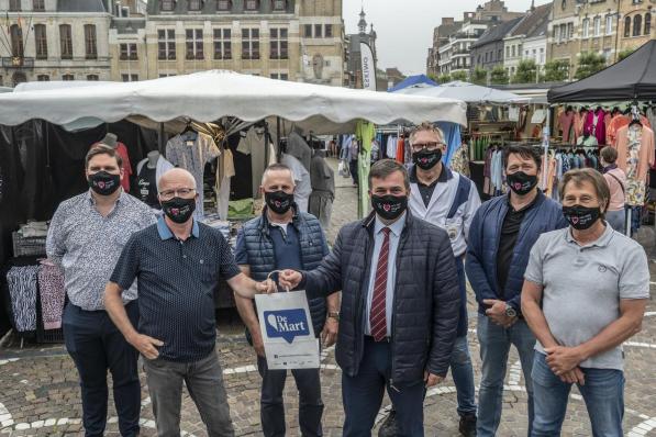 Roeselaarse marktkramers en burgemeester Kris Declercq promoten de Week van de markt in Roeselare.©STEFAAN BEEL Stefaan Beel