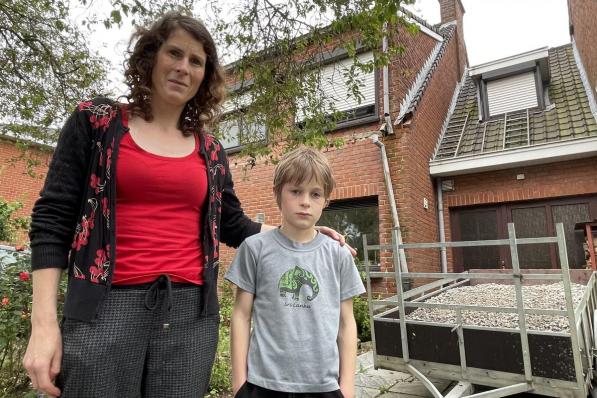 Inge van der Weijde (41) en zoontje Noah: “We willen ons huis niet kwijt en zijn de school erg dankbaar voor de steun.”© TP
