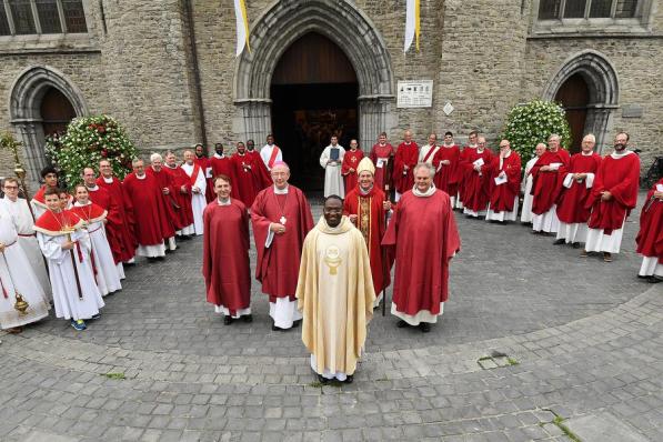 De priesterwijding van Gildas Cambia bracht heel wat geestelijken op de been in de kerk in het centrum van Waregem.©PIET EGGERMONT WAREGEM Piet Eggermont