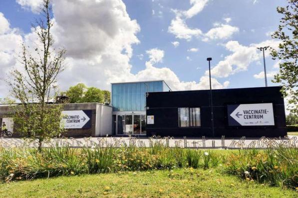 In het Izegemse vaccinatiecentrum kunnen op 13 juli 400 mensen terecht voor een J&J-vaccin.© gf