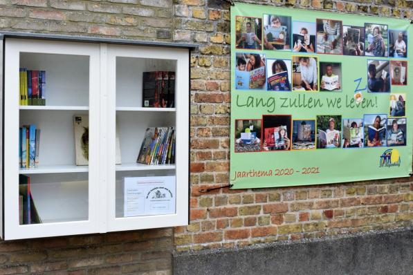 Aan de voorgevel van GBS De Regenboog in Geluveld werd een boekenruilkast gehangen.© ZB