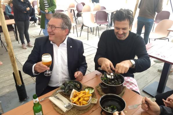 Burgemeester Dirk De fauw opende samen met topchef Sergio Herman het pop-up restaurant Moules/Frites op het Zeebrugse strand.© SVK
