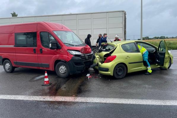 De Peugeot werd twee keer aangereden.© LSI