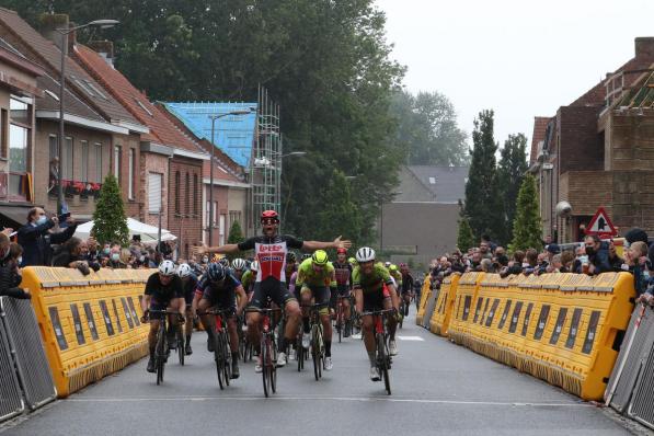 Een behoorlijk pak sprintte voor de zege en daarin toonde Jarne Van de Paar zich de snelste.© EF