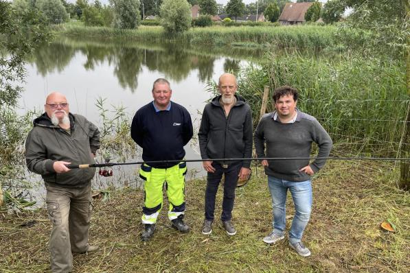 Visser Donald is tevreden dat hij in zijn eigen dorp kan vissen.© TP