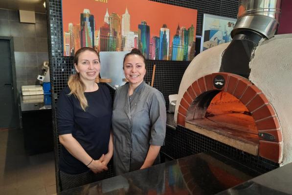 Inzhili Medzhidova en Madina Abukaeva naast de houtoven die een unieke smaak geeft aan hun pizza's. (gf)