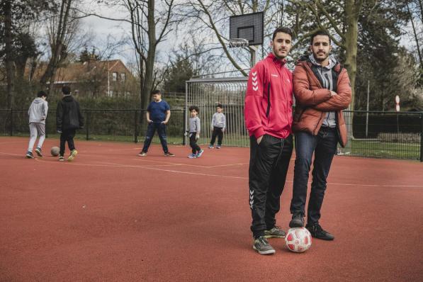 Younes en Youssef El Haddaji op het veldje bij de Drie Hofsteden, de plek waar ze zelf erg vaak voetballen.© Olaf Verhaeghe