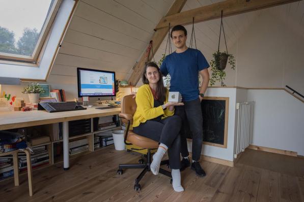 Esther Huybreghts en Mathijs Demaeght zijn dolgelukkig met de Apple Design Award die ze kregen voor hun app ‘Pok Pok Playroom’.© MD