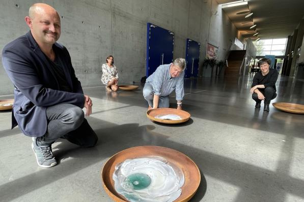 Schepen Alain Lynneel, Magali Vanhaeren, Stefaan Gheysen en Liesbet Billiet bij het kunstwerk ‘Stranded’.© JRO