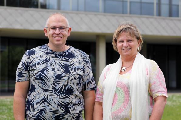 Het duo van ‘Goed Nieuws uit Torhout’: Davy Calluy en Annick Vanderspurt.©Johan Sabbe