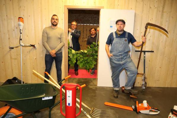 Niels Dabout, gedeputeerde Jurgen Vanlerberghe, schepen Valentijn Despeghel en Bert Acket bij de opening van het nieuwe atelier voor het project.© Eric Flamand