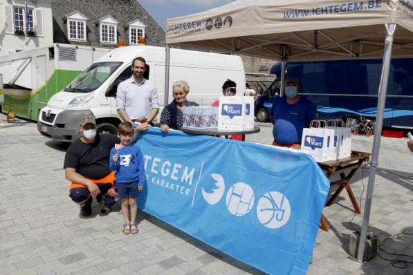 Gertjan Meersseman (ambtenaar lokale economie), Karine Sanders die de marktkramers vertegenwoordigde, Roos Ceuster een toevallige bezoeker van de markt, Odile Devisscher, de onschuldige kinderhand en Erwin Samyn en Dominiek Taillieu van de technische dienst die Gertjan Meersseman bijstonden. Bevoegd schepen Magali Segers liet zich verontschuldigen.©GINO COGHE Foto Coghe