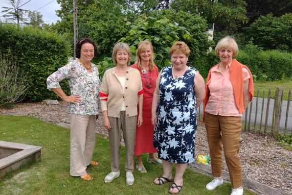 De exposerende kunstenaars Lucrèce Surmont, Esther Van Collie, Caroline Vandierendonck, Brigitte Reynaert en Rita Vanderheere. (foto SB)©STEFAAN BEEL Stefaan Beel