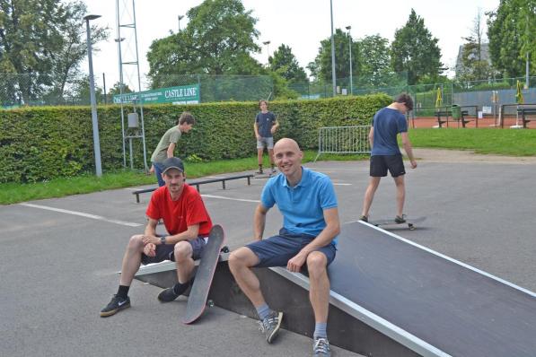 Aäron Nys en Bert Schelfhout bij het skatepark waar beginners kunnen oefenen.© MVD