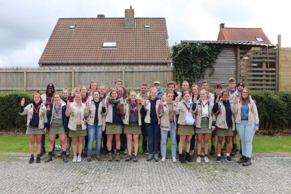 De Kortemarkse scoutsleiding, onbezorgd op leidingsweekend in Merchtem, net voor de coronacris uitbrak. Groepsleider Stef Vermeersch staat uiterst rechts, met muts. (foto JDK)
