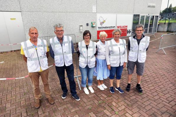 Bij het vaccinatiecentrum De Mast van links naar rechts Johan Dejonckheere, Kris Vergote, zijn dochter Evelyne Vergote, Rite Boens, Lieve Decaestecker en haar man Patrick Werbrouck: allen trouwe vrijwilligers van het eerste uur.©Johan Sabbe