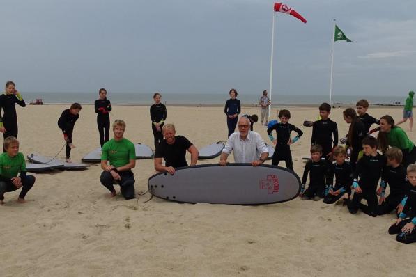 Schepen Bart Plasschaert was aanwezig om de eerste deelnemers aan de surfinitiatie te verwelkomen.© FR