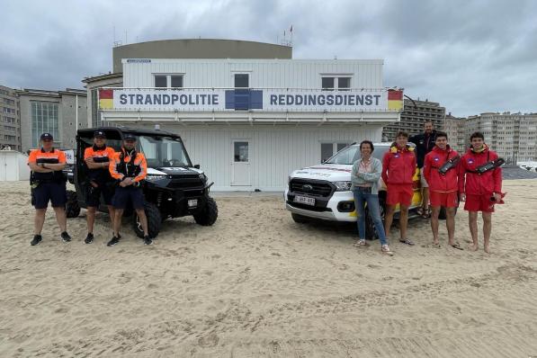 Enkele agenten en redders poseren voor het nieuwe gebouw.© JRO