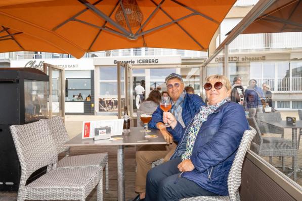 Guy Herbots en Monique Willems op het terras van Brasserie Iceberg: “Het is hier gezellig zitten.” (foto LC)