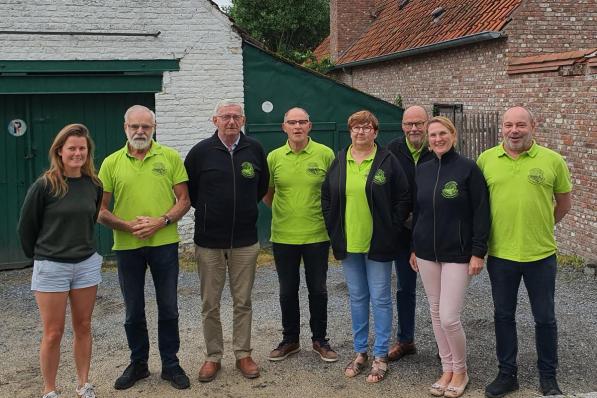 Het feestcomité van Heule-Watermolen: Jessie Deceuninck, Roger Dekeyser, Jean-Pierre Gheysens, Johan Mestagh, Ines Roosen, Adrie Provoost, Ruth Vandecasteele en Koen Declercq. Bestuurslid Jan Deweer ontbreekt.