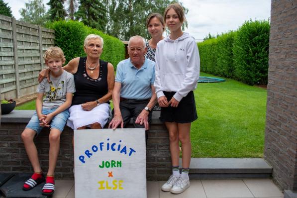 Kobe Desimpelaere, Simonne Dewitte, Carlos Vandenberghe, Marjorie Stragier en Sam Desimpelaere kijken uit naar het huwelijk.©Stefaan Lernout SLW