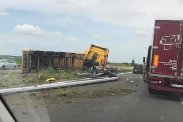 Er is enorm veel verkeershinder richting Jabbeke.© JH