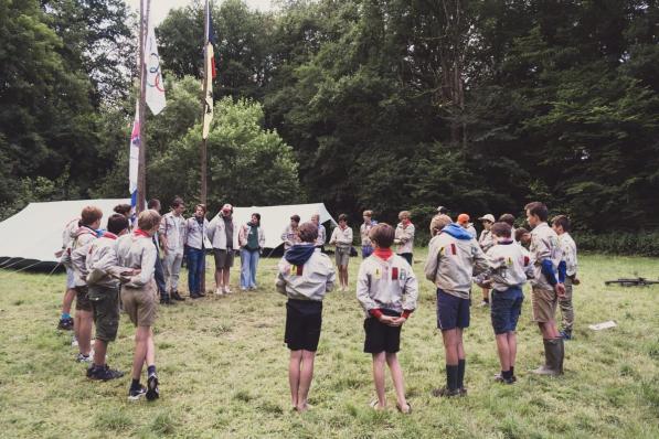 Met gezicht naar de fotograaf (links aan de vlaggen) - leiding Olivier De Brabant, ex- leiding Julot Barbe, leiding Loïc Carpentier, leiding Emma Baert (jonggivers)© gf