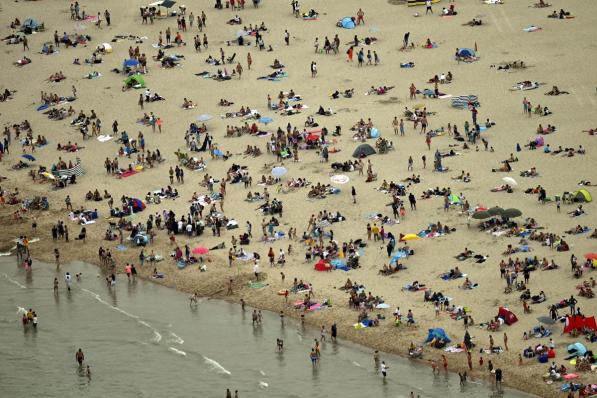 Echt strandweer is het voorlopig niet, dat was vorige zomer beter. Toch zitten de hotels aan de kust goed vol.©ERIC LALMAND BELGA