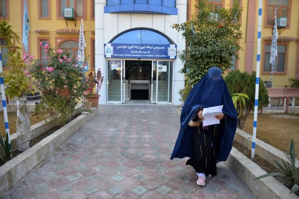 Een vrouwelijke studente loopt voor een universiteit in de provincie Kandahar op 21 december 2022. - De Taliban-heersers in Afghanistan hebben in het hele land universitair onderwijs voor vrouwen verboden, wat een veroordeling van de Verenigde Staten en de Verenigde Naties uitlokt over een nieuwe schending van de mensenrechten.