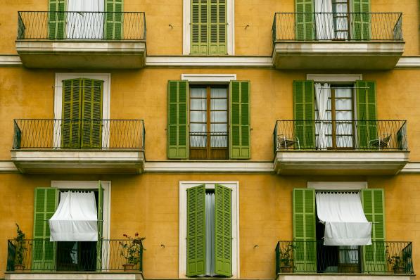Façade façon Wes Anderson à Majorque, où on loge au Nobis Hotel Palma - Unsplash