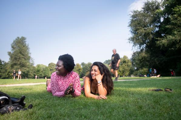 Twee vrouwen relaxen in het park