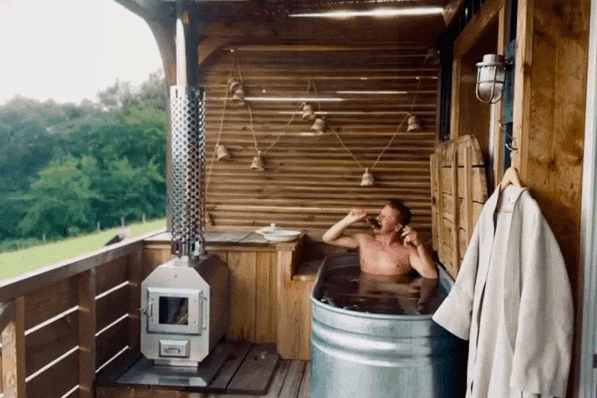 Hendrik Dierendonck prouve que manger dans son bain peut être (très- sexy - Vidéo Alice Bown