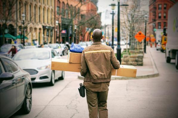 UPS, foto door Maarten van den Heuvel (Unsplash)