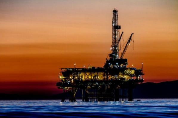 Olieboorplatform met ondergaande zon