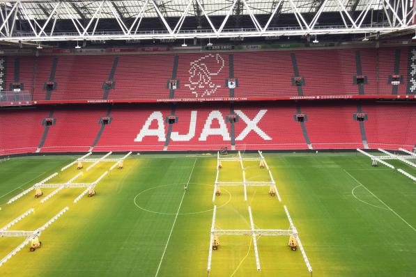 Ajax blijft aanvoerder