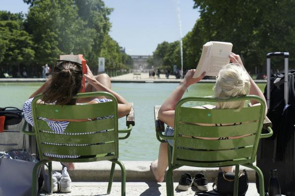 Twee vrouwen lezen een boek