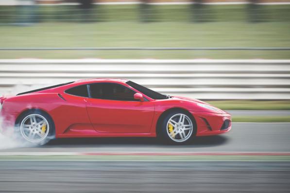 De vier snelste aandelen ter wereld Formula One Group FWONA Porsche Aston Martin racewagen auto sportauto