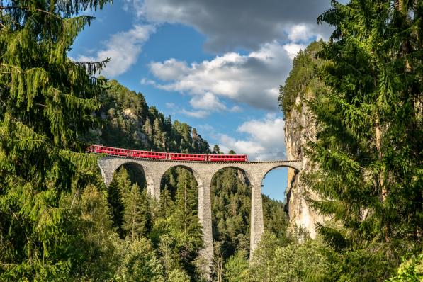 Train sur le spectaculaire viaduc de Landwasser, en Suisse