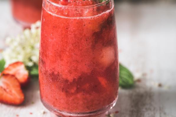 meloengranité met wodka en aardbeien