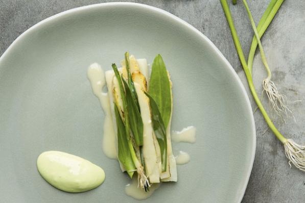 Asperges met vlierbloesemazijn en jonge prei