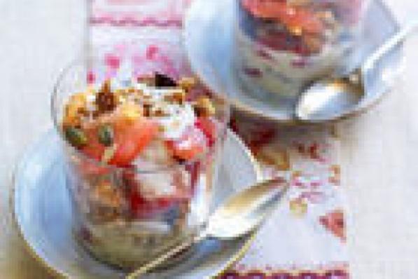 Muesli met roze pompelmoes, frambozen en yoghurt met honing