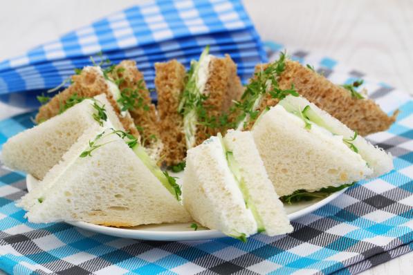 Sandwiches met tonijnsla, komkommer en rammenas