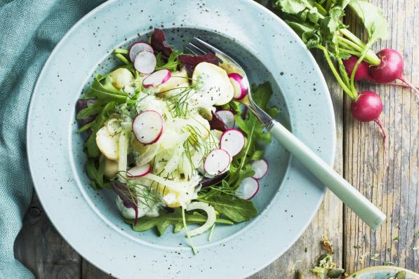 Salade met radijs en rammenas, en dressing van verse geitenkaas