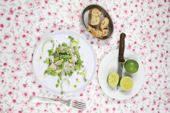 Ceviche verde van zeebrasem met asperges, tuinbonen en erwten.