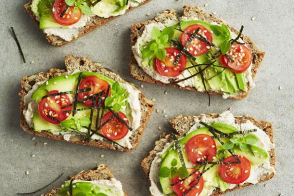 Avodado, nori en notencreme op toast