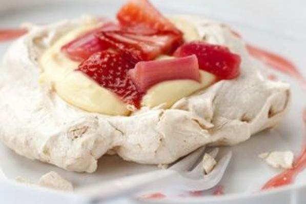 Meringues met citroencrème, gepocheerde aardbeien en rabarber